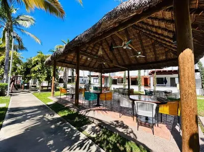 Un restaurante o sitio para comer en Hermosa casa a 2 min de la playa by PartnerHost