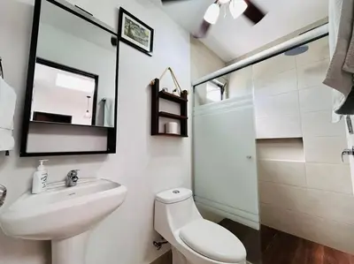 Un baño de Hermosa casa a 2 min de la playa by PartnerHost