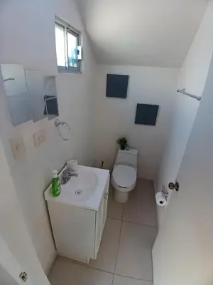 Un baño de Vivienda completa 2 plantas, y privada con acceso controlado