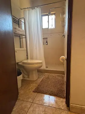 Un baño de Habitación Roble, cómoda y espaciosa