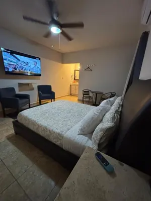 Una televisión o centro de entretenimiento en Habitación Roble, cómoda y espaciosa