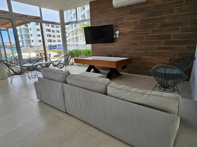 Una televisión o centro de entretenimiento en Mazatlán Bluu Condominio de Lujo con Laguna
