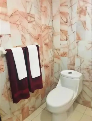 Un baño de Frente al mar hermoso condominio familiar