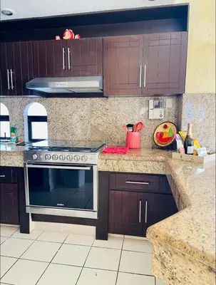 Una cocina o zona de cocina en Frente al mar hermoso condominio familiar