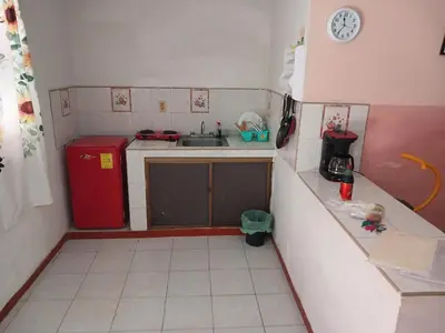 Una cocina o zona de cocina en ALOJAMIENTO CERCA DE LA PLAYA