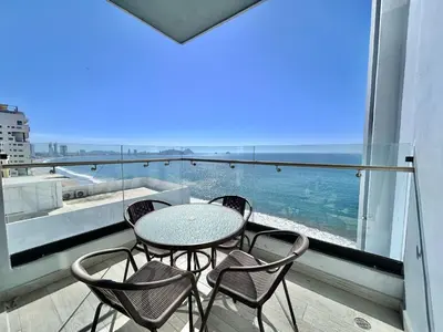 Un balcón o terraza de Altomare hermoso depa con vista al mar