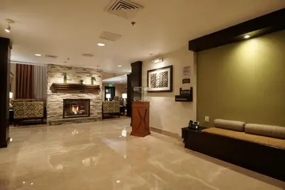 Zona de estar de Staybridge Suites Chihuahua by IHG