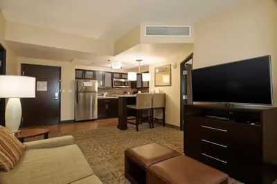 Una televisión o centro de entretenimiento en Staybridge Suites Chihuahua by IHG