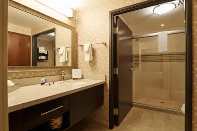 Un baño de Staybridge Suites Chihuahua by IHG
