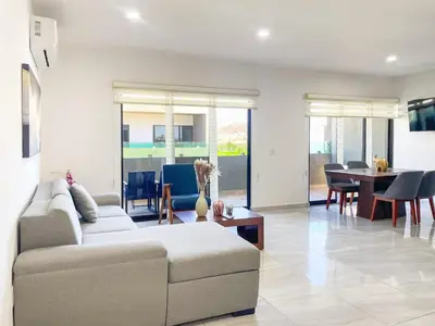Una televisión o centro de entretenimiento en Depa con alberca a 5min de Playa Cerritos - Marina C 510