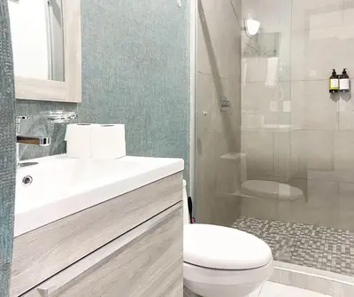 Un baño de Loft para 4 personas con alberca