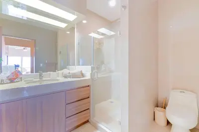 Un baño de Elegante Condo a una Cuadra del Mar