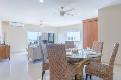 Una televisión o centro de entretenimiento en Elegante Condo a una Cuadra del Mar