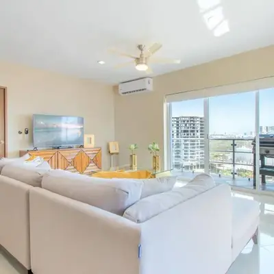 Elegante Condo a una Cuadra del Mar