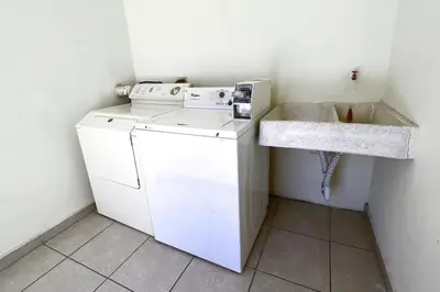 Una cocina o zona de cocina en Depa en Centenario Exelente Ubicación 1!