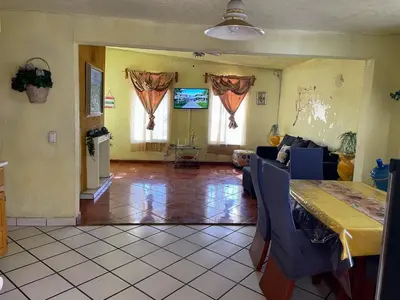 Una televisión o centro de entretenimiento en Confortable vivienda entera La Casa Amarilla
