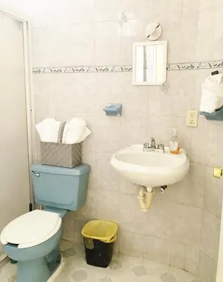 Un baño de Olímpica - Departamento Arcoíris - 5 Min Malecón