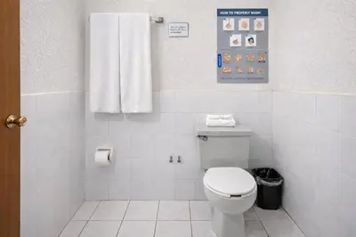 Un baño de Blue Pacific Suites