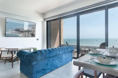 Zona de estar de Piso 18 en Malecon con Vista al Mar