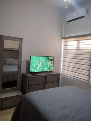 Una televisión o centro de entretenimiento en Uvm y salon de eventos lago di como