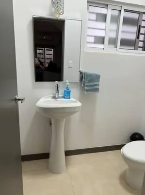Un baño de Uvm y salon de eventos lago di como