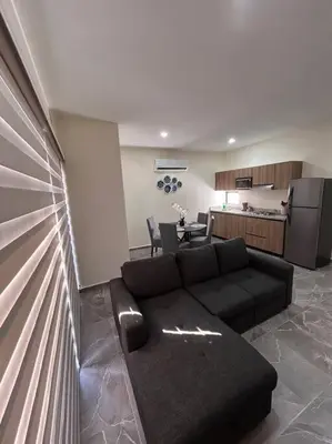 Una cocina o zona de cocina en Nightlife Haven