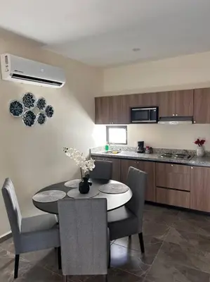 Una cocina o zona de cocina en Nightlife Haven