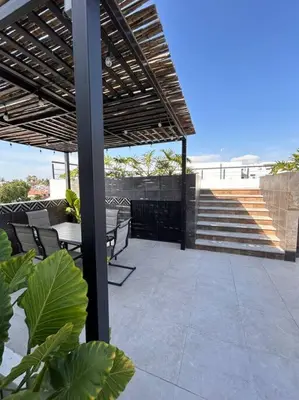 Un balcón o terraza de Nightlife Haven
