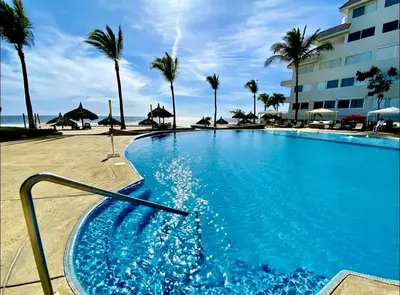 Piscina en o cerca de FRENTE AL MAR A PIE DE PLAYA ALBERCA y JACUZZI