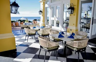 Un restaurante o sitio para comer en Pueblo Bonito Emerald Bay Resort & Spa