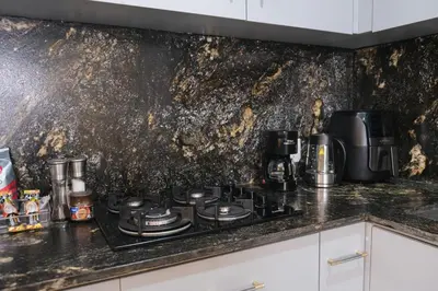 Una cocina o zona de cocina en Enjoy Waves History and Comfort 2BR - 6 Guests