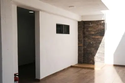 Una televisión o centro de entretenimiento en Enjoy Waves History and Comfort 2BR - 6 Guests
