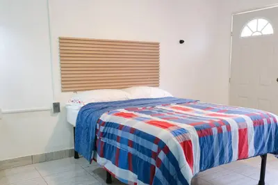 Cama o camas de una habitación en Remodeled Cozy Central 3 blocks from the Malecon