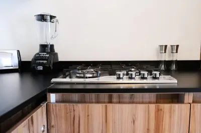 Una cocina o zona de cocina en Walkable Vacation Gem 2BR1BA Office