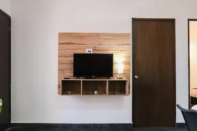 Una televisión o centro de entretenimiento en Walkable Vacation Gem 2BR1BA Office