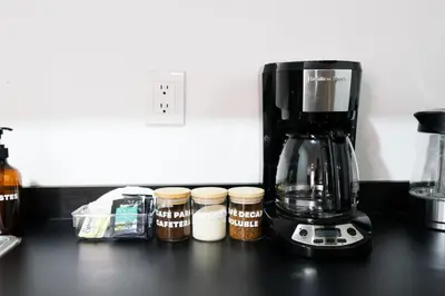 Utensilios para hacer té y café en Central and Comfortable 2BR1BA Work Here