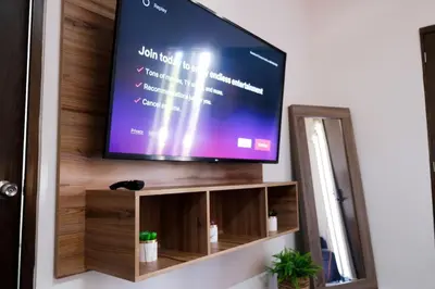 Una televisión o centro de entretenimiento en Relaxed Centrally Located 2BR 1BA Ideal Workspace