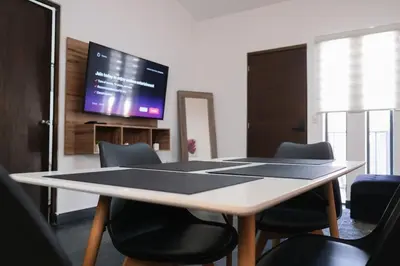 Una televisión o centro de entretenimiento en Relaxed Centrally Located 2BR 1BA Ideal Workspace
