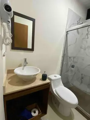 Un baño de Impecable loft, terraza, alberca, cerca de playa