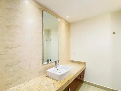 Un baño de Gavias Grand Cerritos