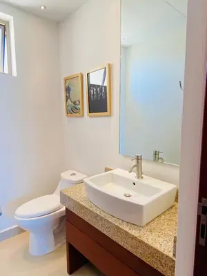 Un baño de Gavias Grand Cerritos