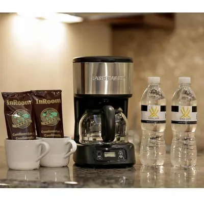 Utensilios para hacer té y café en Royal Suite Cananea
