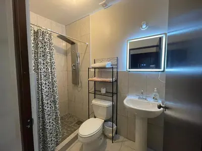 Un baño de Estudios OM