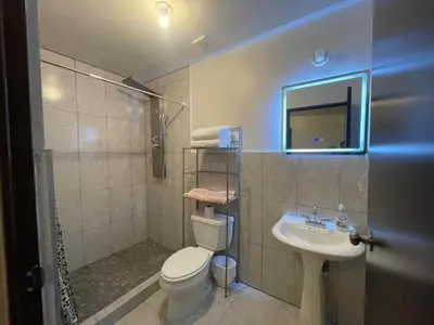 Un baño de Estudios OM