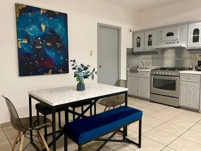 Una cocina o zona de cocina en Agradable depto con estacionamiento y portón eléctrico