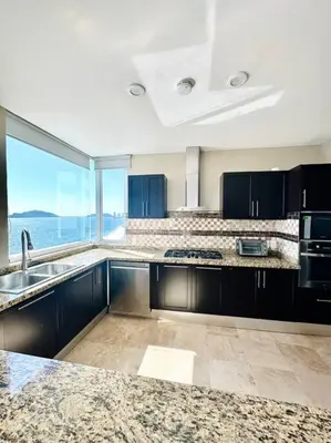 Una cocina o zona de cocina en Ultimate Luxury - Ocean Front Penthouse