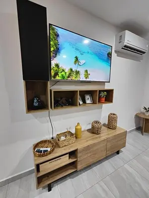 Una televisión o centro de entretenimiento en Cómodo departamento vacacional con amenidades