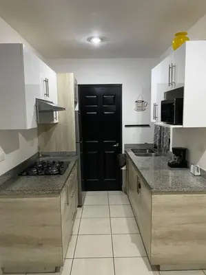Una cocina o zona de cocina en Azul Marino MZT