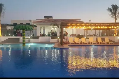 Piscina en o cerca de Azul Marino MZT