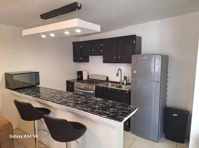 Una cocina o zona de cocina en departamento nuevo bonito